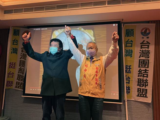 台聯主席劉一德（左）公開宣布提名楊中成（右）爭取台南市永康區市議員連任。（洪榮志攝）