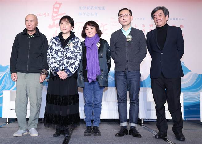 侯孝贤（左起）、朱天文、朱天心、林俊颖、初安民出席「他们在岛屿写作」第三系列联合发表会。（陈俊吉摄）