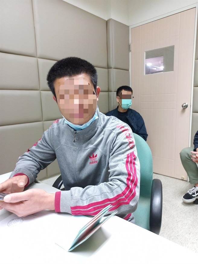 31越南籍移工阮男因转换雇主未果，于居留效期届满后仍无返国意愿，今年春节前夕以1200元购入偽造机票及航班取消证明遭逮。（新北市专勤队提供）