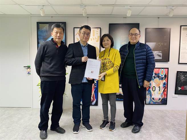 金馬執委會執行長聞天祥（左二）獲得本屆楊士琪紀念獎，主委胡幼鳳（右二）、副主委藍祖蔚（右一）及林文淇（左一）親赴金馬執委會通知得獎。 （楊士琪紀念獎委員會提供）