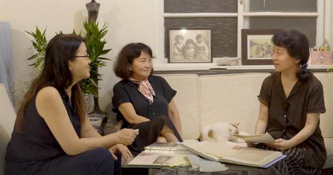 作家朱天文（右）执导纪录片《愿未央》，记录父亲朱西宁与母亲刘慕沙的文学志业。中间为二妹朱天心，左为三妹朱天衣，三姊妹皆是作家。（目宿媒体提供）