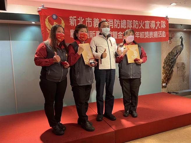 侯友宜亲自颁奖表扬义消防宣有功及资深人员。（王扬杰摄）
