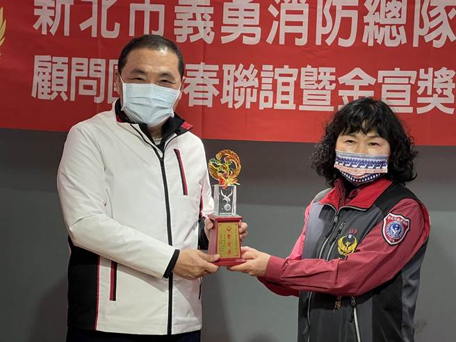 侯友宜亲自颁奖表扬义消防宣有功及资深人员。（王扬杰摄）