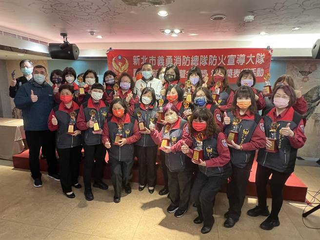 侯友宜亲自颁奖表扬义消防宣有功及资深人员。（王扬杰摄）