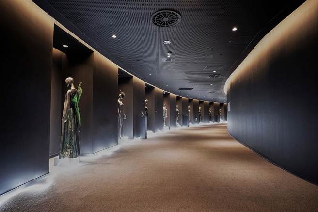 设计师汪俐伶于卫武营国家艺术中心迴廊推出同名品牌 WANGLILING五周年特展。（WANGLILING提供）