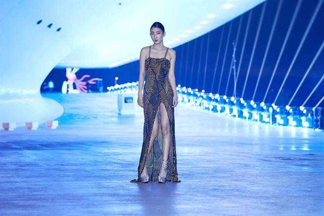 设计师汪俐伶于卫武营国家艺术中心迴廊推出同名品牌 WANGLILING五周年特展。（WANGLILING提供）