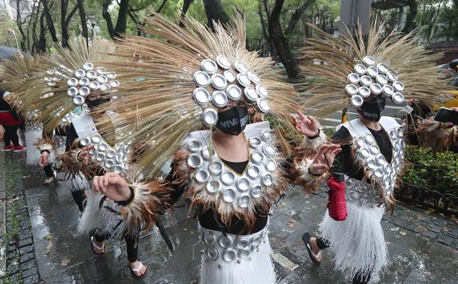 遊行隊伍以環保材質為裝扮素材，發揮了驚人的創意。（鄭任南攝）