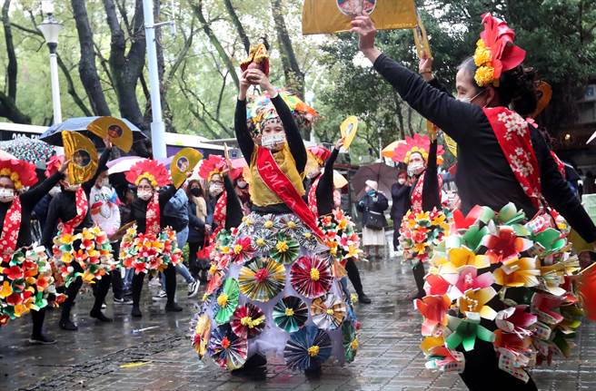 遊行隊伍以環保材質為裝扮素材，加上舞蹈來吸引民眾的目光。（鄭任南攝）