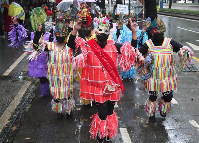 遊行隊伍以環保材質為裝扮素材，一隻隊伍由口罩組成所有的衣飾。（鄭任南攝）