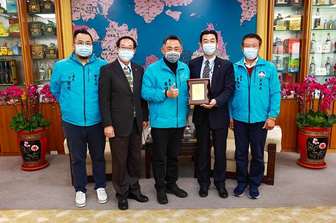 杨镇浯县长今天在接见立荣航空金门站新、卸任主任时表示，希望两岸透过「清明专案」重启小三通。（县府提供）