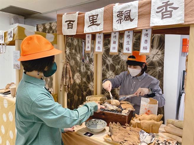 新竹大远百「风城喜柿－植物染创意拟真实物展」。（远百提供）