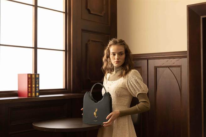 由两名20出头设计师Hillary 与 Lily 所创立的设计师品牌My Story and I，品牌调性富含西方古典文艺復兴气息。（My Story and I提供）