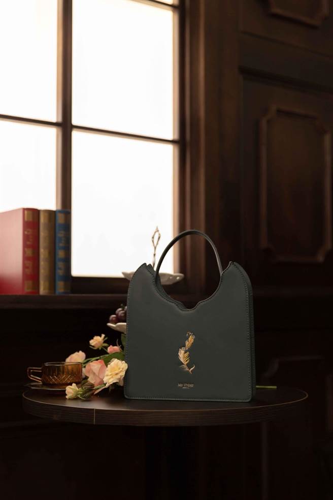My Story and I包款结合东西方美学和传统刺绣工艺，展现古典文艺復兴美感。（My Story and I提供）