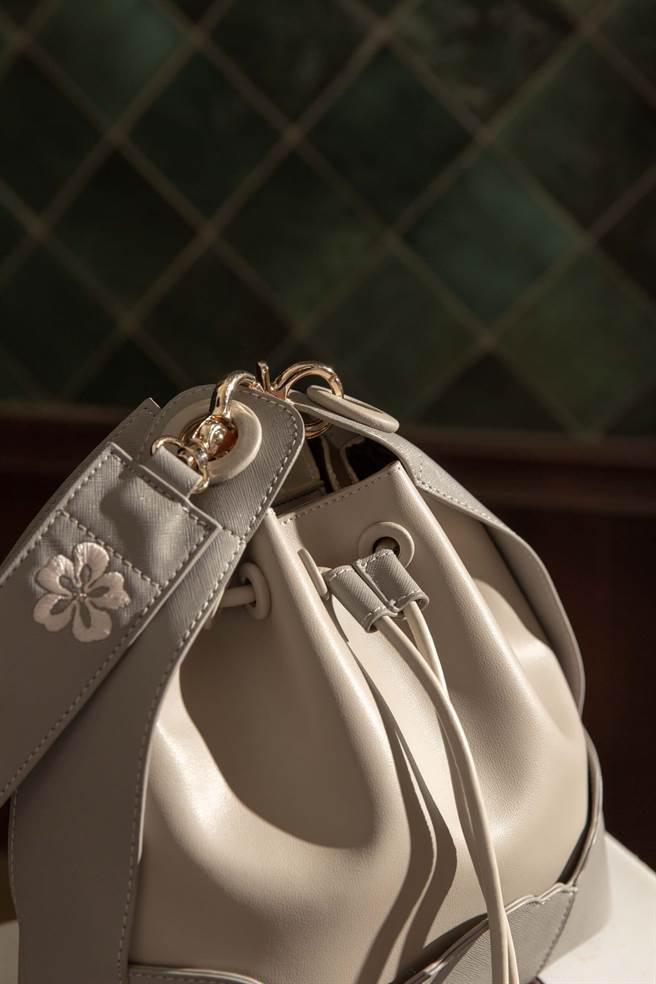 My Story and I包款结合东西方美学和传统刺绣工艺，展现古典文艺復兴美感。（My Story and I提供）