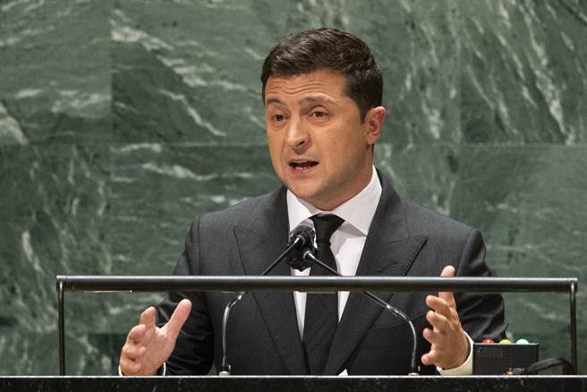 烏克蘭總統澤倫斯基表示，鑑於俄國承認烏東叛離地區的主權，可能與俄羅斯斷交。(圖/美聯社)