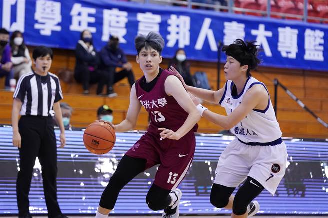 佛光大学王竫婷（左）14分、9篮板，UBA生涯得分达1284分，成为于102学年度后UBA公开一级累计得分新任纪录保持人。（大专体总提供）