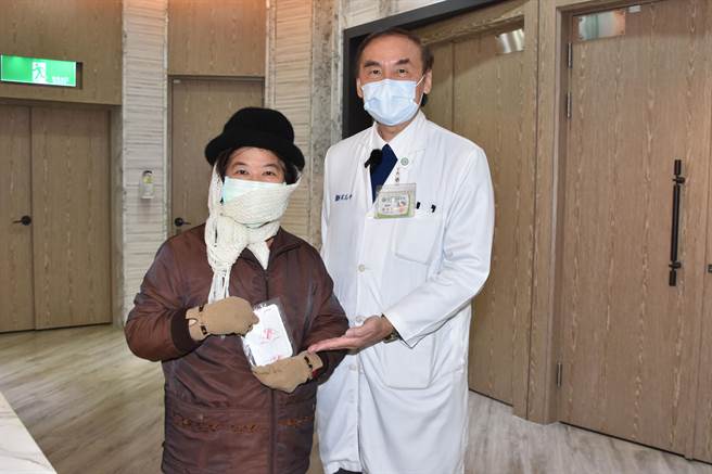 彰基副院長周志中醫師提醒，使用暖暖包時，不可直接貼在皮膚，中間一定要隔著衣服。（彰基提供／謝瓊雲彰化傳真）