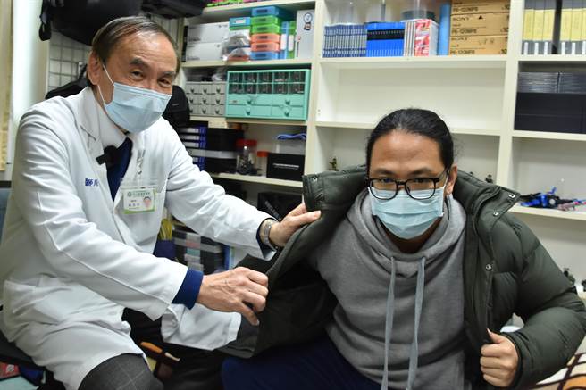 彰基副院長周志中醫師提醒，凌晨起床要非常的緩慢、側身，慢慢移動身體再坐起來等一段時間，穿上比較厚的衣服保暖。（彰基提供／謝瓊雲彰化傳真）