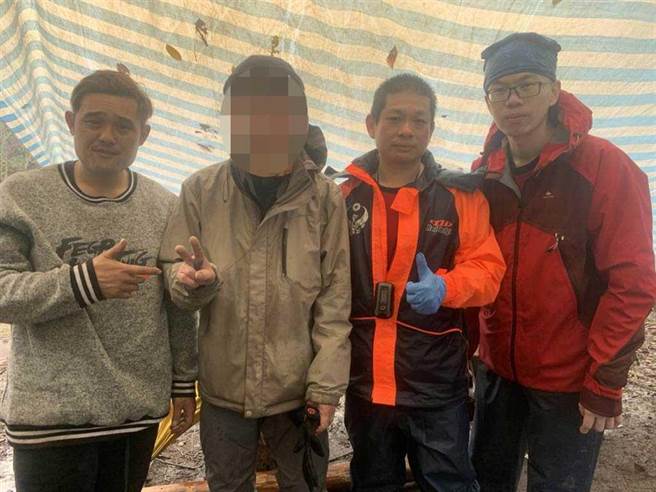 在霞喀罗失踪的邱男（左二）请原住民协作（左）报案，消防局二大队搜救人员寻获后带下山。（新竹县消防局提供／罗浚滨新竹传真）
