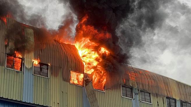 民雄工业区今天发生一起工厂火警，目前火势已控制残火处理中。（张亦惠摄）