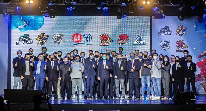 T1联盟开赛记者会与会贵宾、各球团代表及球员合影。（T1联盟提供）