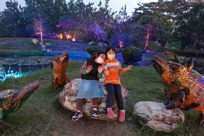 茂林区族人这次终于有机会到现场赏灯，因此携眷同行，一同感受节庆的气氛。(高雄市原民会提供／林雅惠传真)