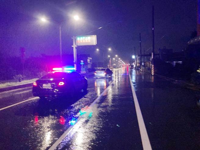 桃園市觀音區有名男子於凌晨外出買消夜，車輛卻突然爆胎卡在路中間。（大園警分局提供／陳夢茹桃園傳真）