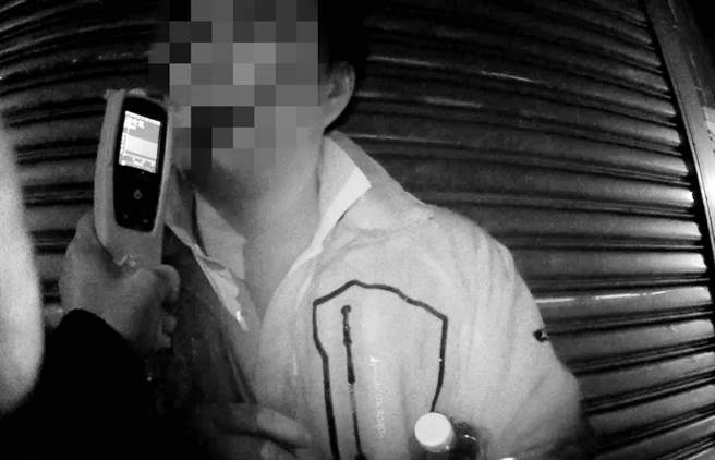 林姓男子酒測值達0.33毫克，警方當場依公共危險罪將林男帶回偵辦。（大園警分局提供／陳夢茹桃園傳真）