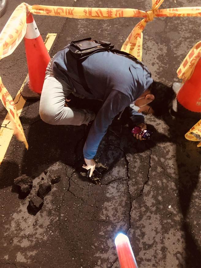 市议员罗廷玮说，当时正值下班交通尖峰时间，有机车骑士因未注意到路面状况而发生摔车意外。（市议员罗廷玮提供）