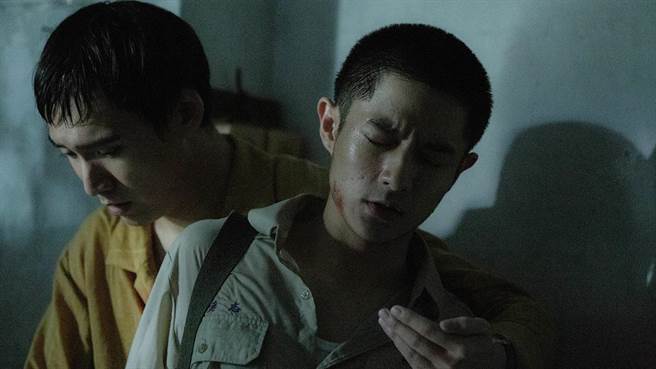 黃禮豐（右）在《宵禁》一改陽光形象飾演陰鬱高中生探索情慾。（GagaOOLala提供）