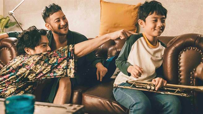 高山峰（中）與江常輝（左）在《輕鬆搖擺》扮演一對同志爸爸。（GagaOOLala提供）