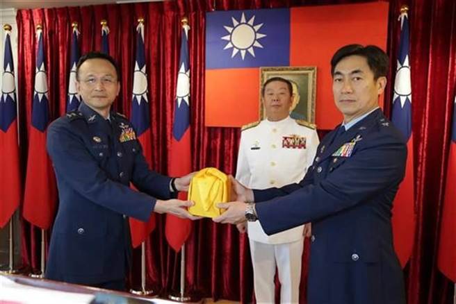 参谋本部情报次长杨静瑟（右）内定千任军情局长。军闻社提供