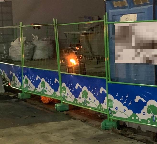 高雄市左營區一處工地22日晚間工人施工時，一個裝乙炔的10公斤鋼瓶突然起火燃燒。消防局人員獲報，在旁拉起水線戒護。（翻攝照片／林瑞益高雄傳真）