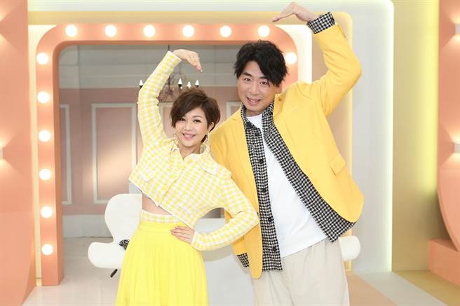 于子育（左）、梁赫群合作主持《姊妹靓起来》默契好。（民视提供）