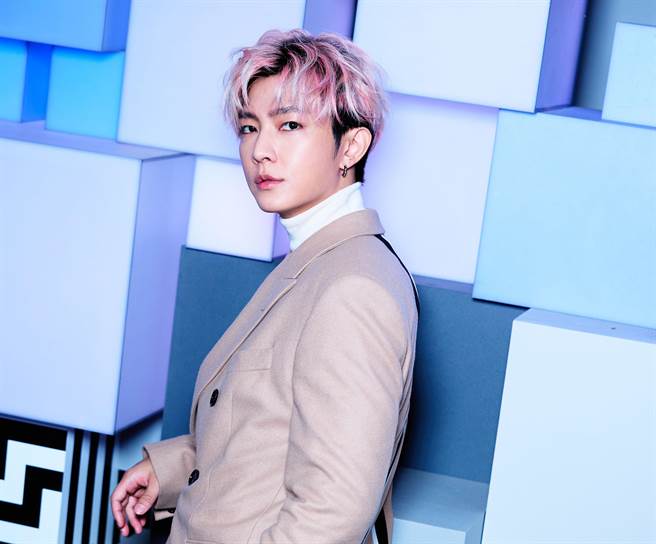 炎亚纶再度接主持棒。（三立提供）