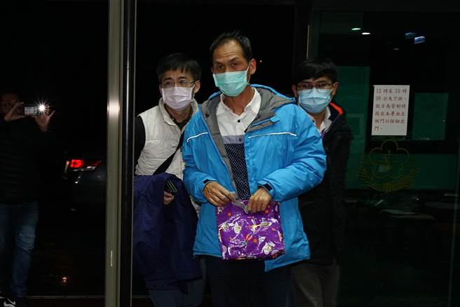 宜兰县政府财政税务局长卢天龙晚间10时15分送往地检署复讯。（李忠一摄）