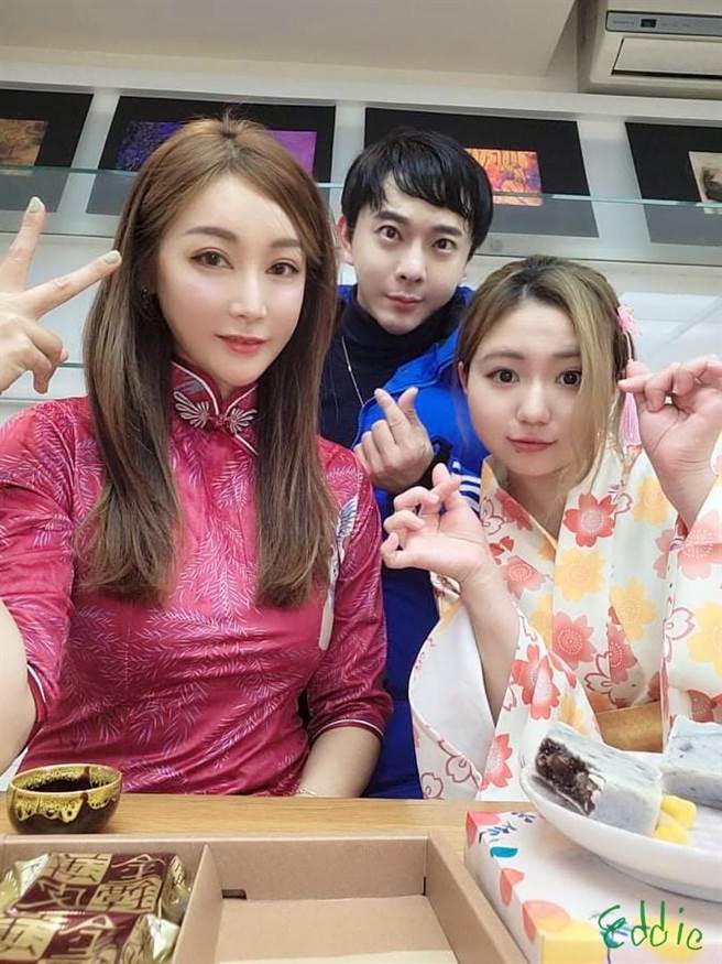 陳孝志（中）、吳沐玹（左）及日本網紅奈奈與觀眾開心互動。（經紀人提供）