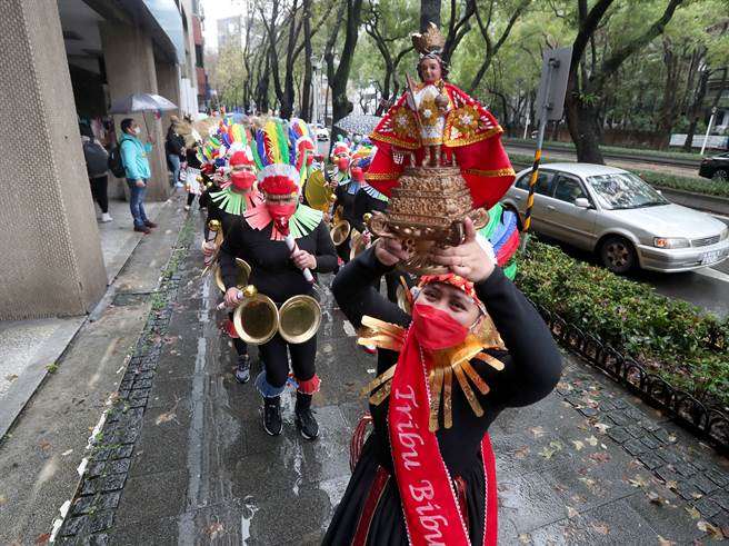 馬尼拉經濟文化辦事處在台北街頭舉辦聖嬰嘉年華會遊街，皇后舉起聖嬰，象徵菲律賓天主教神聖的天主之子。（鄭任南攝）