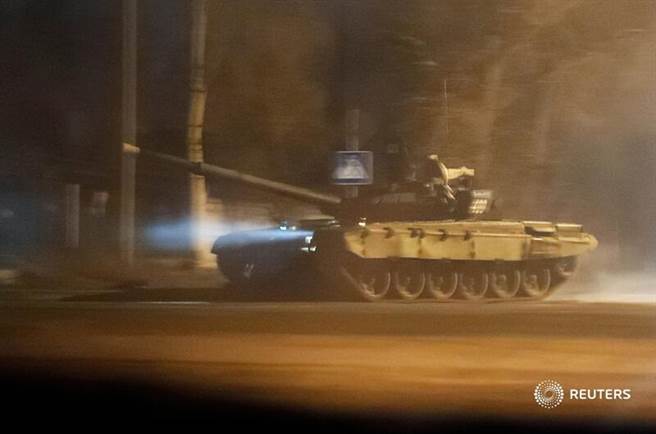 路透社记者发现俄国主力战车趁夜晚快速进入顿内次克。(图/路透社)
