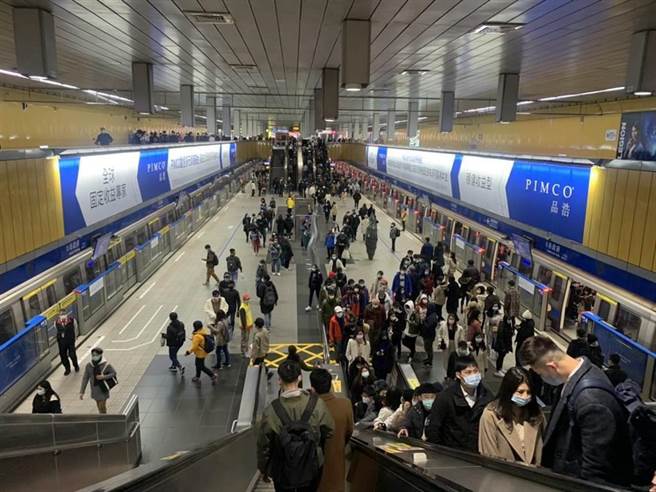 台北捷運淡水信義線大安站22日晚間，有一名7旬旅客突然昏倒在地。（中時資料照）