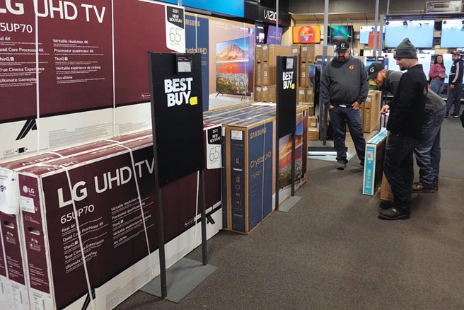 经济学家指出，美国推出的疫情纾困与补贴计画已到期，民眾也开始减少消费，刺激方案提振经济效果将缩减。图／美联社