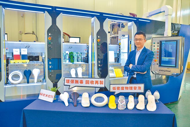 欧特捷专案经理陈亭伟与该公司发表的全球第一套低密度物理发泡弹性体制程NEXELL及相关应用制成品。图／业者提供