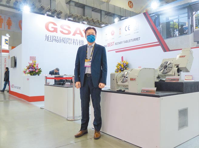 旭陽國際精機總經理游良祺與展出的CNC分度盤精品。圖／莊富安