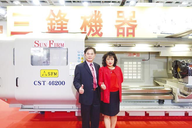 三锋机器董事长林松益（左）、总经理郭瑷玫合影。图／黄俊荣