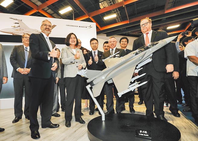 蔡英文总统2019年8月曾出席「臺北国际航太暨国防工业展」，于F-16战机制造商洛克希德·马丁的展区中，偕贵宾与战机模型合影。（军闻社）