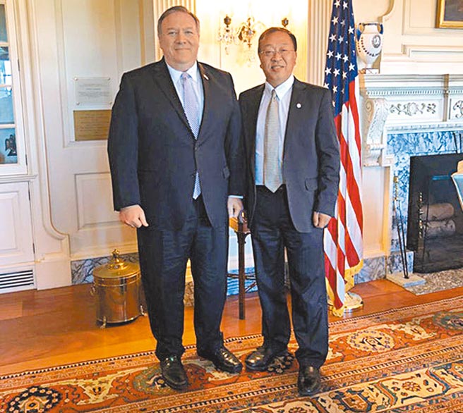 蓬佩奥（左）在国务卿任内，台美创立多项双边机制，使台美各领域关系更深化，卸任后还经常公开为台湾发声。右为美国政府华裔智囊余茂春（右）。（摘自美国国务院官网）