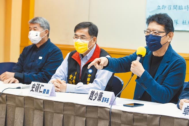 国民党中常委选举将登场，有中央委员质疑换票问题严重，中广董事长赵少康（右）21日表示，党中央应责成秘书长、考纪会主委端正选风。图左为孙文学校总校长张亚中，中为国民党中央委员史硕仁。（中央社）