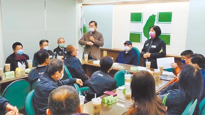 民进党嘉义县党部21日举行县长徵询协调小组会议，党部执评委一致鼓掌通过，支持嘉义县长翁章梁竞选连任。（读者提供／吕妍庭嘉义传真）