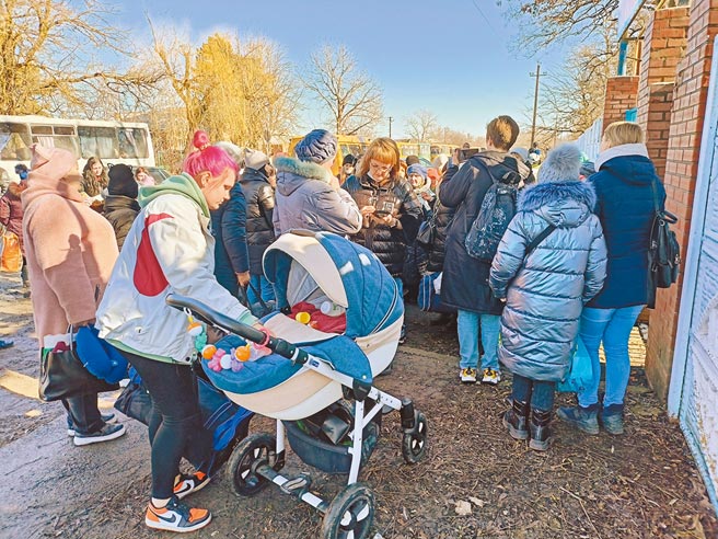 《華盛頓郵報》20日指稱，美國掌握可靠消息，俄羅斯正在彙整軍事占領烏克蘭後的清算狙殺名單，目標對象包含流亡烏克蘭的俄國異議分子、記者、反貪腐運動人士，甚至是多元性別族群。圖為2月19日，烏克蘭東部難民抵達俄羅斯南部的一處臨時安置點。（新華社）
