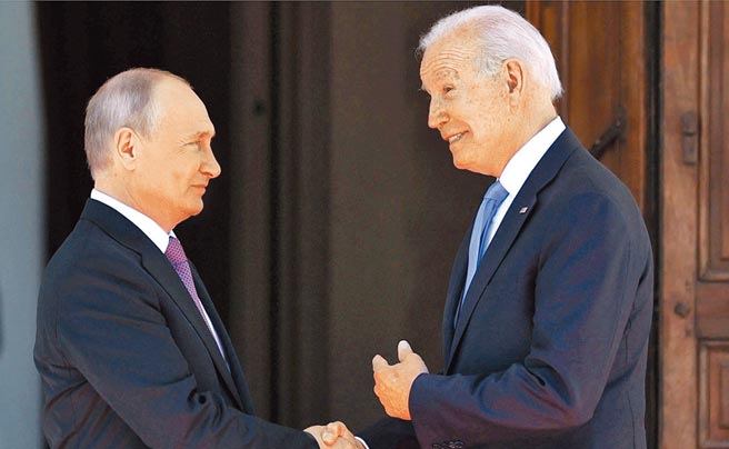 图为美国总统拜登（右）与俄罗斯总统普丁（左）于2021年7月16日在瑞士日内瓦会晤。（摘自罗俄斯总统府官网）